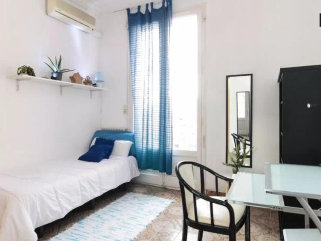 Room in a shared 9 bedroom apartment for rent in El Gòtic, bills included
