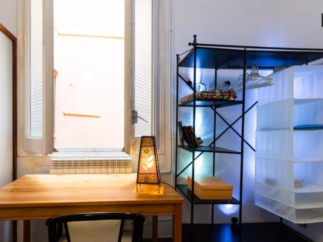 Room in a shared 9 bedroom apartment for rent in El Gòtic, bills included
