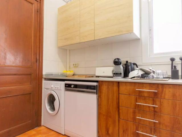 Room in a shared 9 bedroom apartment for rent in la Dreta de l'Eixample, perfect for professionals and students, no couples allowed