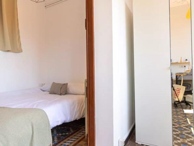 Room in a shared 9 bedroom apartment for rent in la Dreta de l'Eixample, perfect for professionals and students, no couples allowed