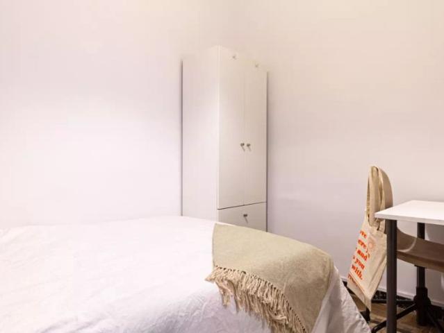 Room in a shared 9 bedroom apartment for rent in la Dreta de l'Eixample, perfect for professionals and students, no couples allowed