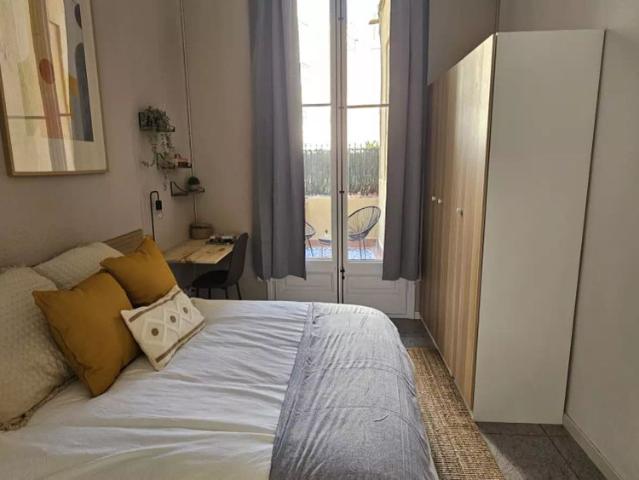 Room in a shared 9 bedroom apartment for rent in La Dreta de l'Eixample, some bills included