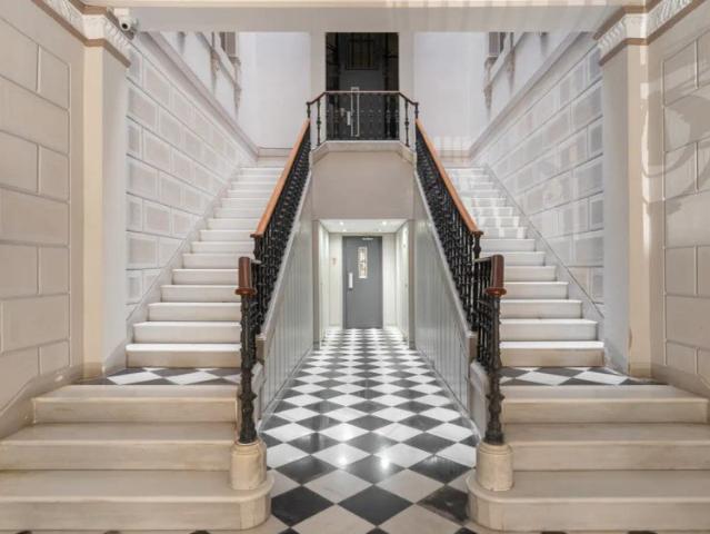 Room in a shared 9 bedroom apartment for rent in La Dreta de l'Eixample