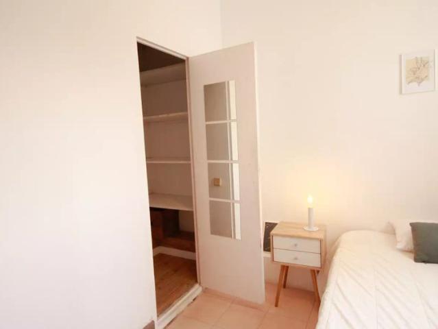 Room in a shared 9 bedroom apartment for rent in la Nova Esquerra de l'Eixample, all bills included