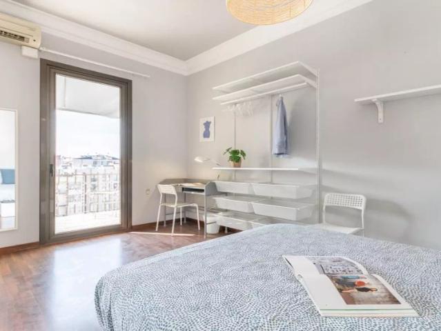 Room in a shared 9 bedroom apartment for rent in l'Antiga Esquerra de l'Eixample, perfect for professionals and students