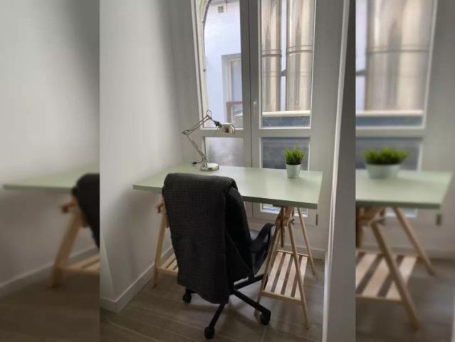 Room in a shared 9 bedroom apartment for rent in Sol