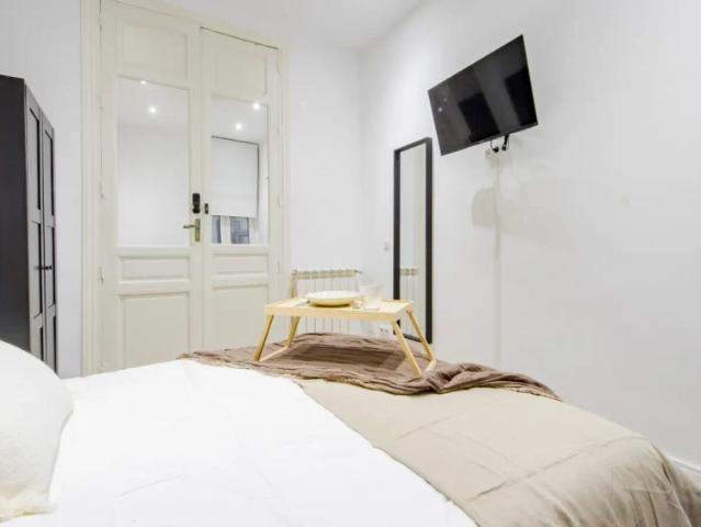 Room in a shared 9 bedroom apartment for rent in Recoletos