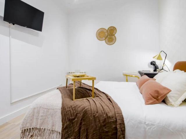 Room in a shared 9 bedroom apartment for rent in Recoletos