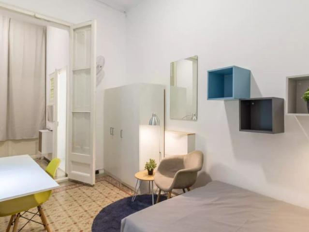 Room in a shared 9 bedroom apartment for rent in Vila de Gràcia, bills included