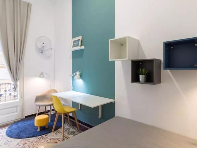 Room in a shared 9 bedroom apartment for rent in Vila de Gràcia, bills included