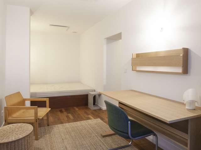 Room in a shared 9 bedroom flat in Flagey Malibran