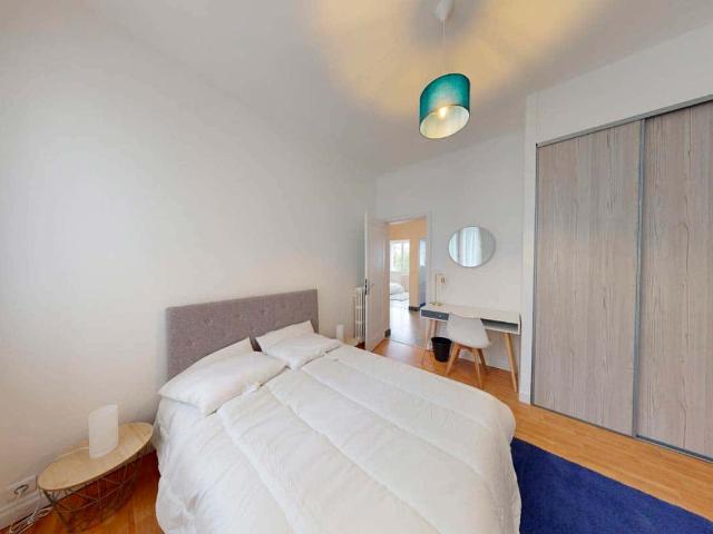 Room in Boulevard Auguste Pageot, Nantes for 430 m² with 15 bedrooms