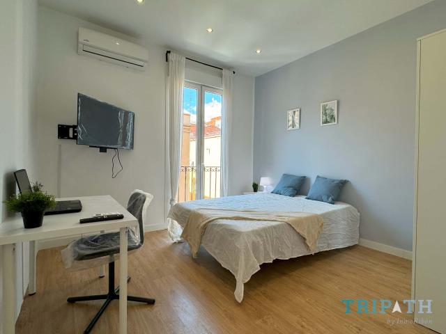 Room in Calle Manuel Aleixandre, Madrid for 80 m² with 4 bedrooms