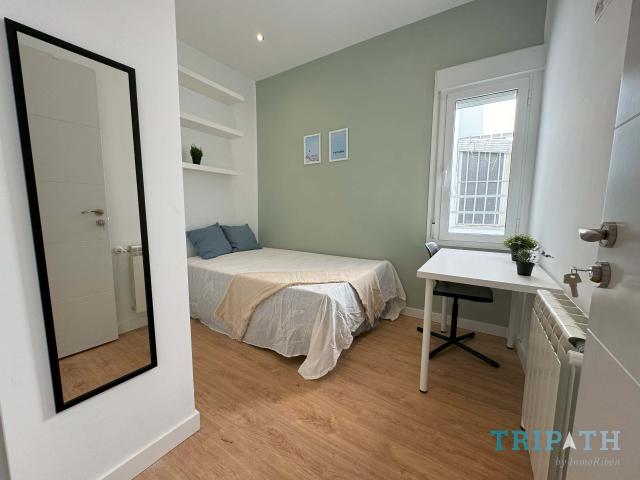 Room in Calle Manuel Aleixandre, Madrid for 80 m² with 4 bedrooms