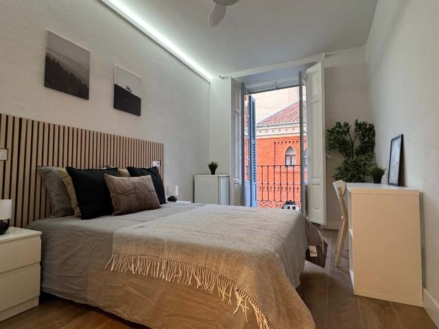 Room in Calle de Concepción Jerónima, Madrid for 180 m² with 9 bedrooms