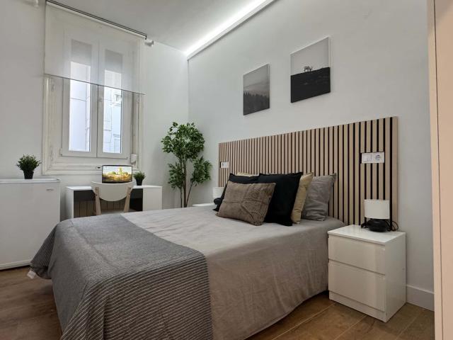 Room in Calle de Concepción Jerónima, Madrid for 180 m² with 9 bedrooms