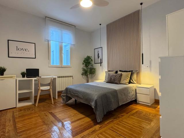 Room in Calle de Concepción Jerónima, Madrid for 180 m² with 9 bedrooms