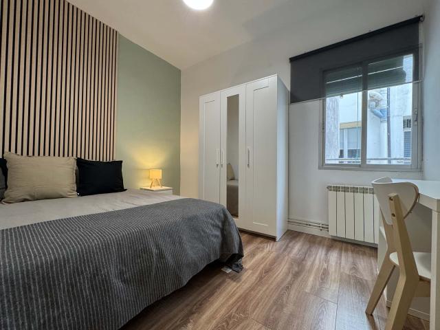 Room in Calle de los Abades, Madrid for 100 m² with 5 bedrooms
