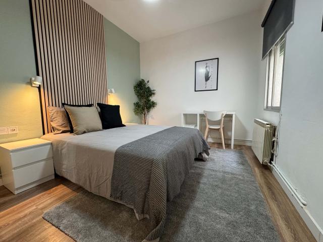Room in Calle de los Abades, Madrid for 100 m² with 5 bedrooms