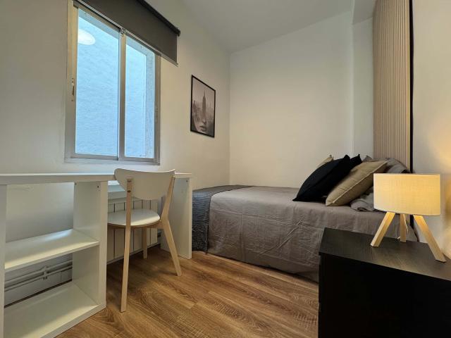 Room in Calle de los Abades, Madrid for 100 m² with 5 bedrooms