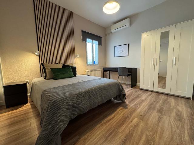 Room in Calle de los Abades, Madrid for 100 m² with 5 bedrooms