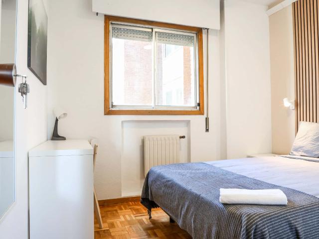 Room in Calle de Santiago de Compostela, Madrid for 120 m² with 6 bedrooms