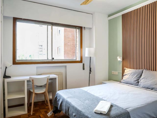 Room in Calle de Santiago de Compostela, Madrid for 120 m² with 6 bedrooms