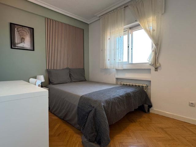Room in Calle de Tribaldos, Madrid for 80 m² with 4 bedrooms