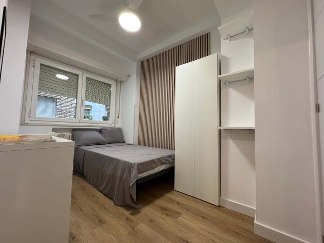 Room in Calle del General Margallo, Madrid for 100 m² with 5 bedrooms