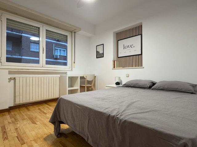 Room in Calle del General Margallo, Madrid for 100 m² with 5 bedrooms