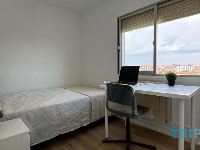 Room in Calle del Poeta Blas de Otero, Madrid for 80 m² with 4 bedrooms