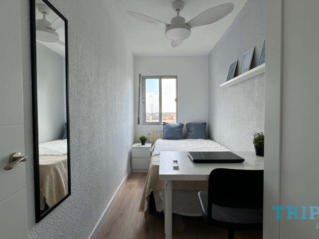 Room in Calle del Poeta Blas de Otero, Madrid for 80 m² with 4 bedrooms