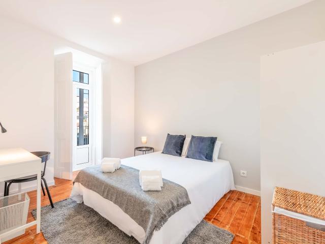 Room in Escadinhas da Saúde, Lisboa for 68 m² with 3 bedrooms