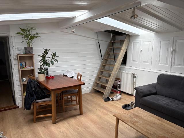 ROOM IN HOUSEBOAT FOR STUDENTS