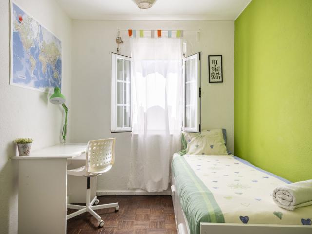 Room in Lisbon close to Airport and Expo