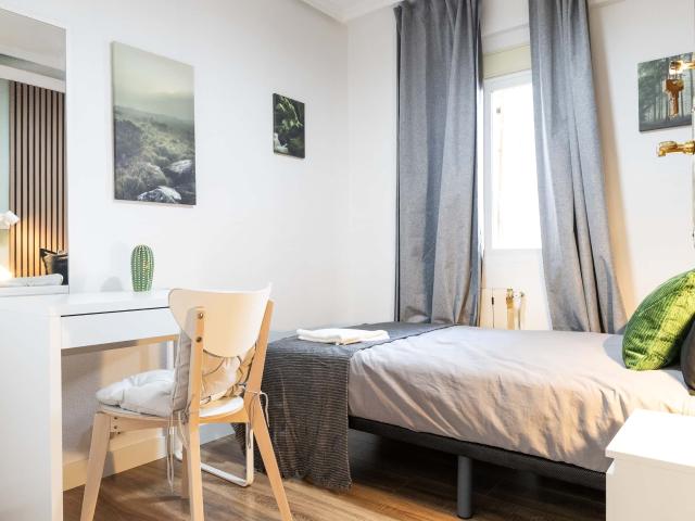 Room in Paseo de los Jesuitas, Madrid for 80 m² with 4 bedrooms