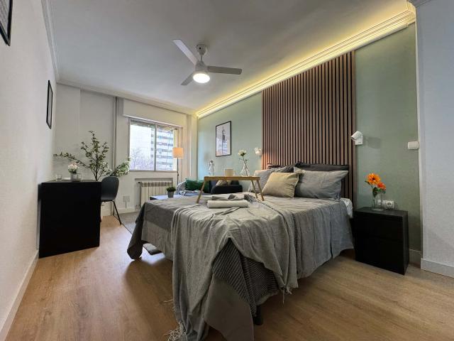 Room in Plaza Villafranca de los Barros, Madrid for 100 m² with 5 bedrooms