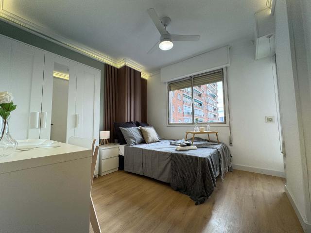 Room in Plaza Villafranca de los Barros, Madrid for 100 m² with 5 bedrooms