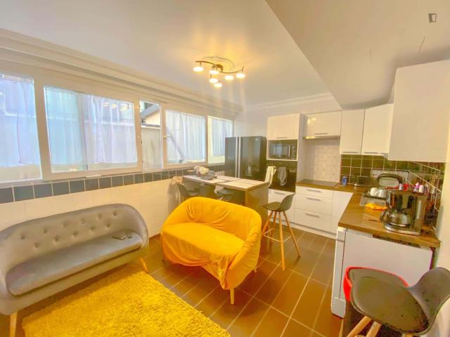 Room in Rue Clément Ader, Rosny sous Bois for 95 m² with 7 bedrooms