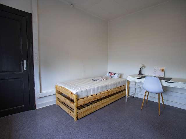 Room in shared 4 bedroom apartment, Herstal