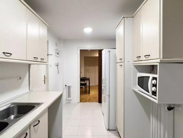 Room in shared 5 bedroom apartment for rent in Cuatro Caminos, bills included