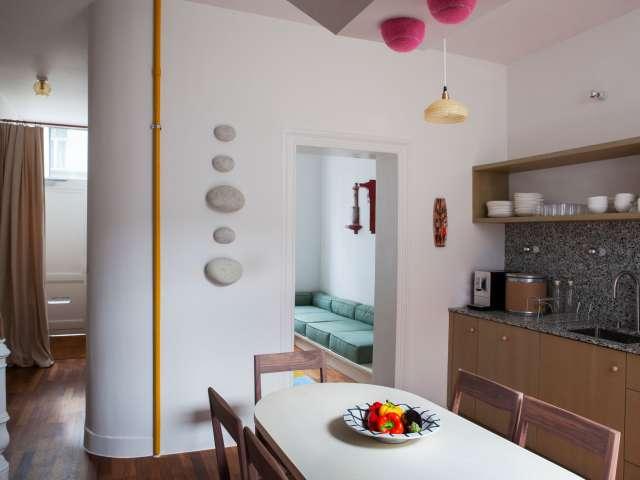 Room in shared 6 bedroom apartment in Flagey Malibran