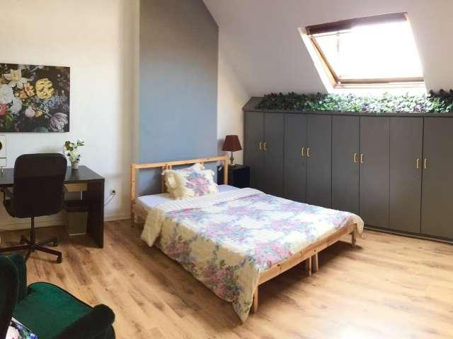 Room in shared 14 bedroom for rent in Dailly, Brussels