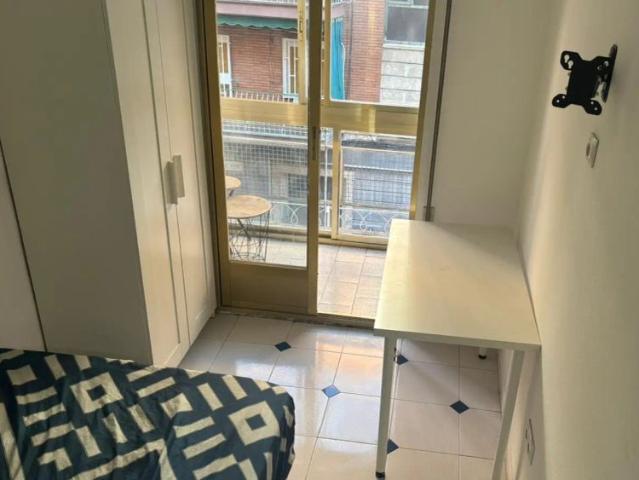 Room in shared apartment for rent in Moscardó, bills included, perfect for students and professionals