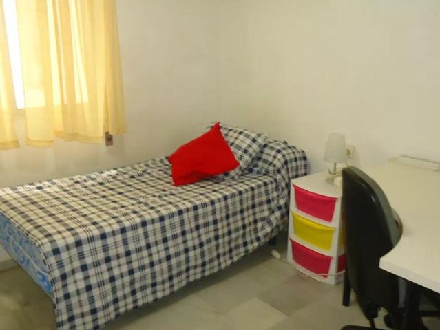 Room in shared apartment in Córdoba