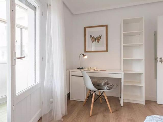Room in shared apartment in Bilbao with private Balcony