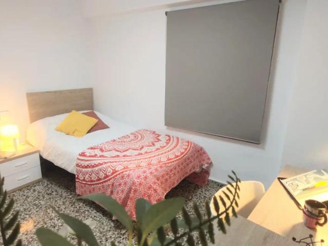 Room in shared apartment in Montcada