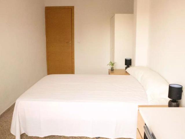 Room in shared apartment in Valencia