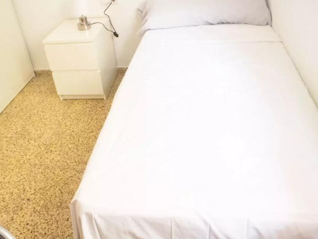 Room in shared apartment in Valencia