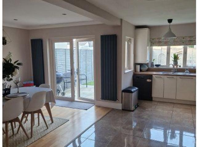 Room in shared apartment, only female tenants!